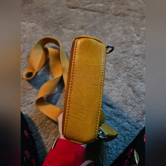 EUC Wrangler Crossbody Bag - Picture 4 of 5